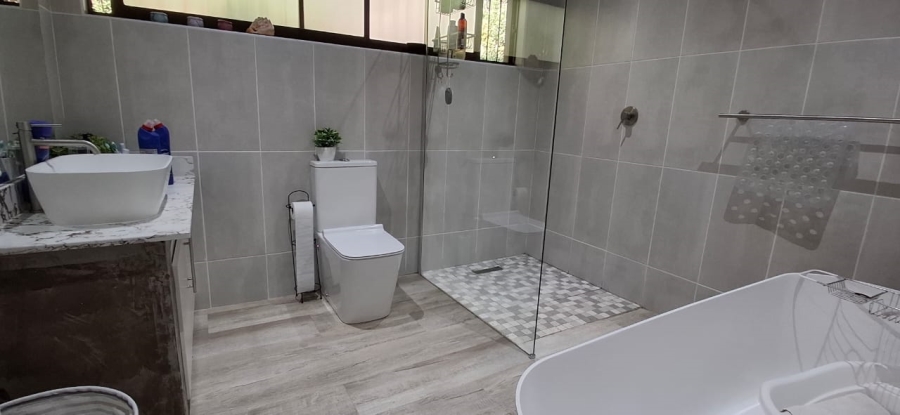 4 Bedroom Property for Sale in Sunrise On Sea Eastern Cape